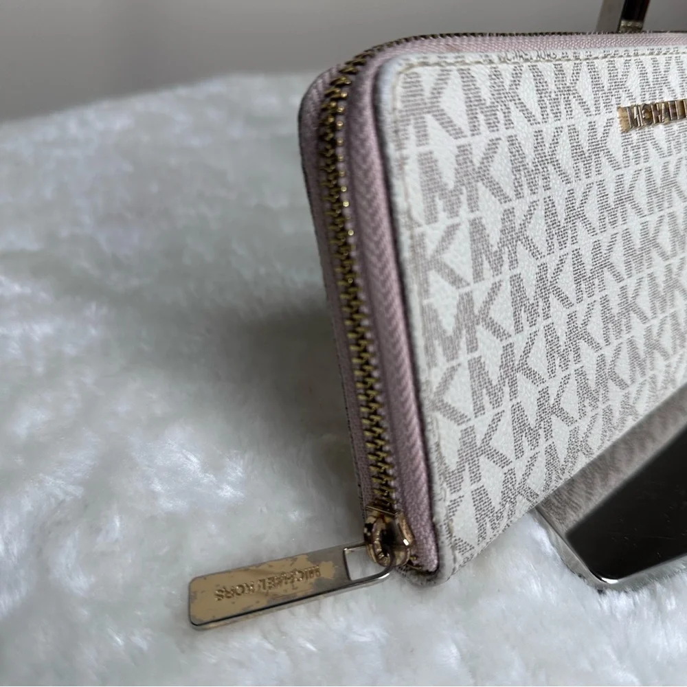 Michael Kors Jet Set Travel Zippy Wallet - Picture 5 of 14